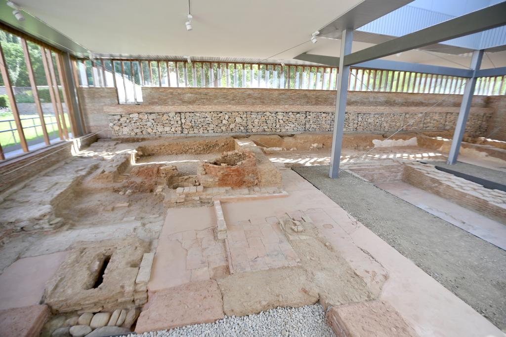 Los restos del palacio del rey nazarí Mohamed II, una microciudad palatina datada en el siglo XII, podrán ser visitados por el público a partir de ahora al haber finalizado las obras de construcción del pabellón que acoge estos yacimientos en el Cuarto Real de Santo Domingo de la capital granadina