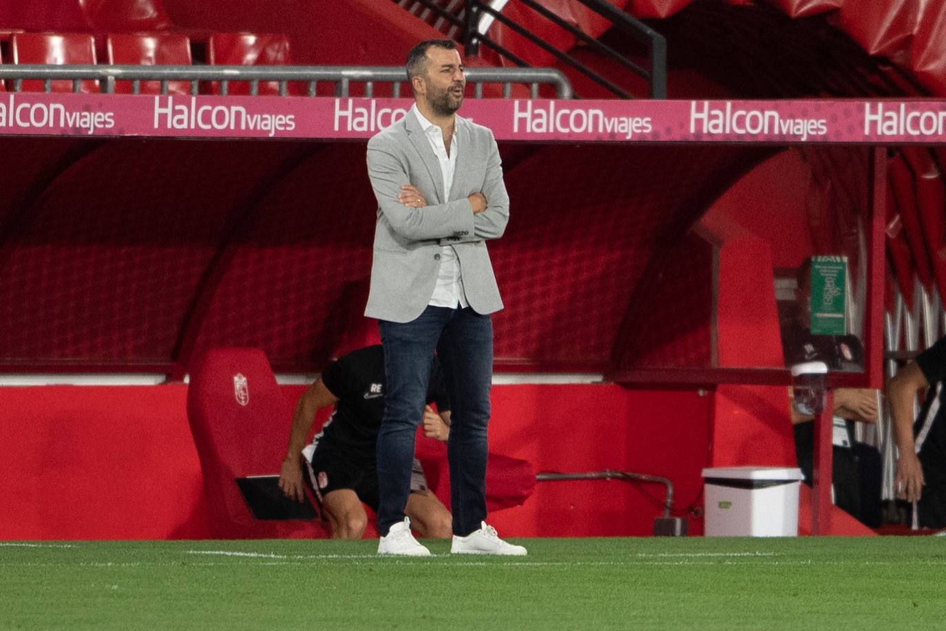 Diego Martínez sigue el desarrollo del partido desde su área técnica. 