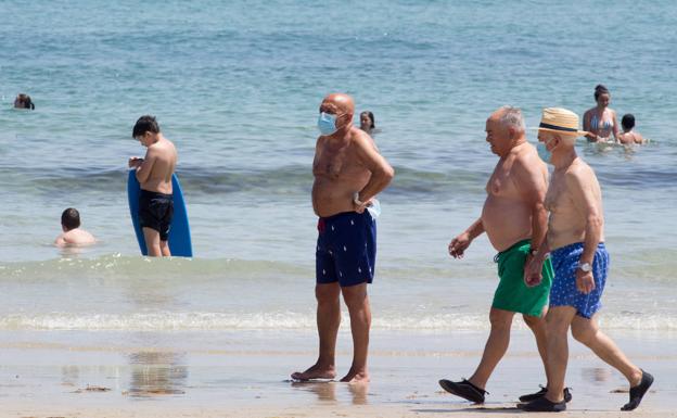 ¿Hay que bañarse con mascarilla en la playa y en la piscina?