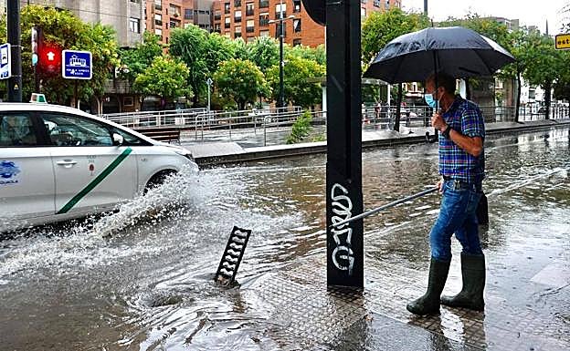 La tormenta deja en Granada un reguero de inundaciones, túneles cerrados y una carretera anegada