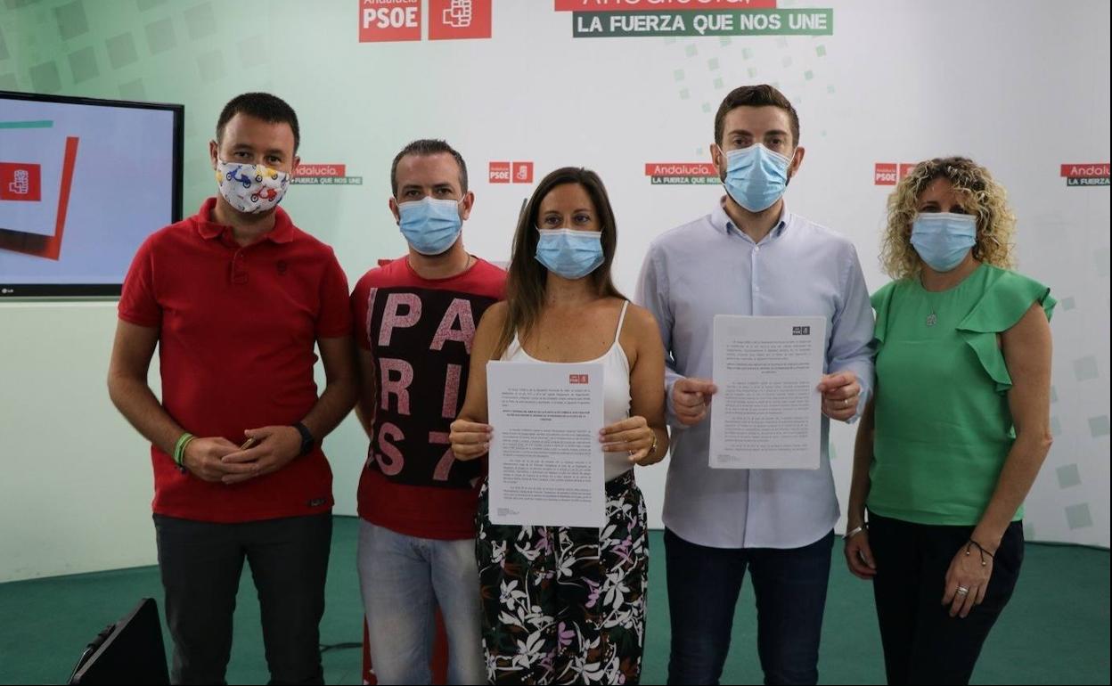 Representantes del grupo socialista y de CC OO, tras la reunión. 