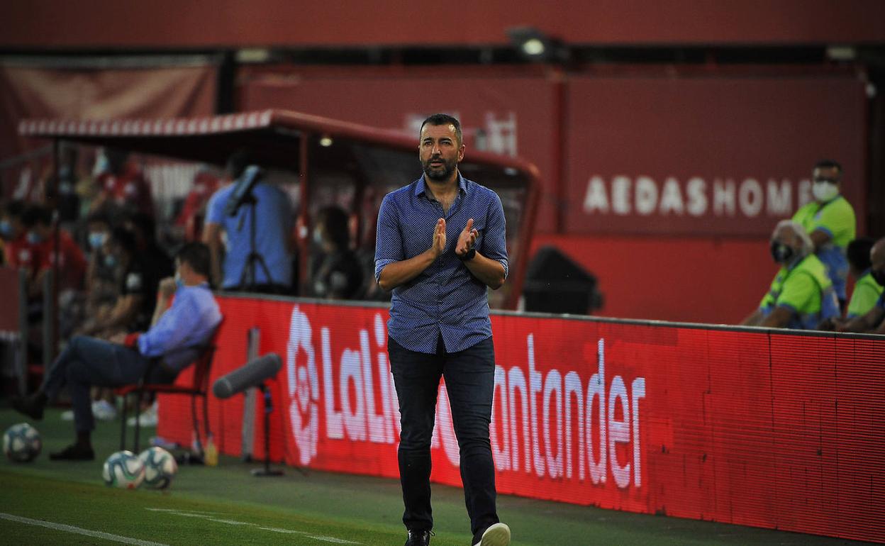 Diego Martínez aplaude a sus jugadores durante el encuentro ante el Mallorca. 