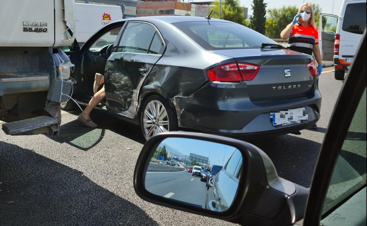 Un accidente entre un camión y un turismo colapsa la Circunvalación de Granada