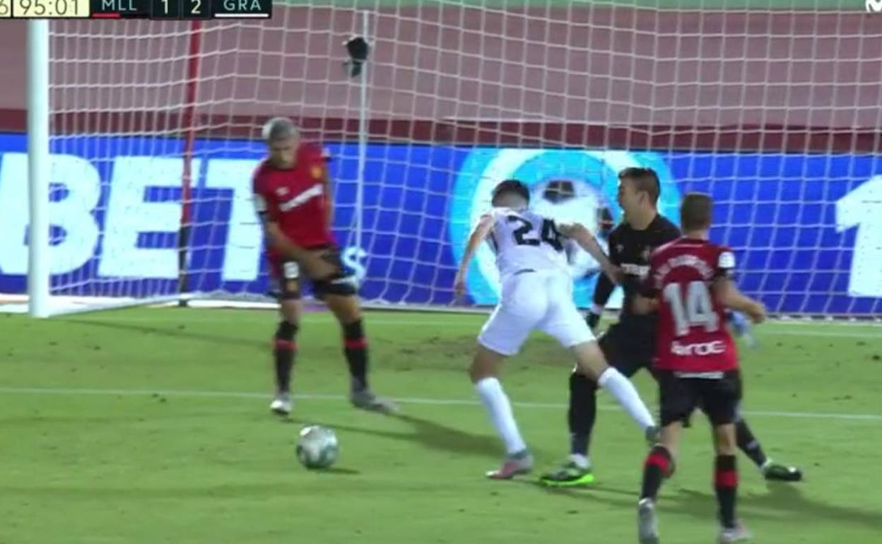 Carlos Fernández es trabado por Manolo Reina en el área. 