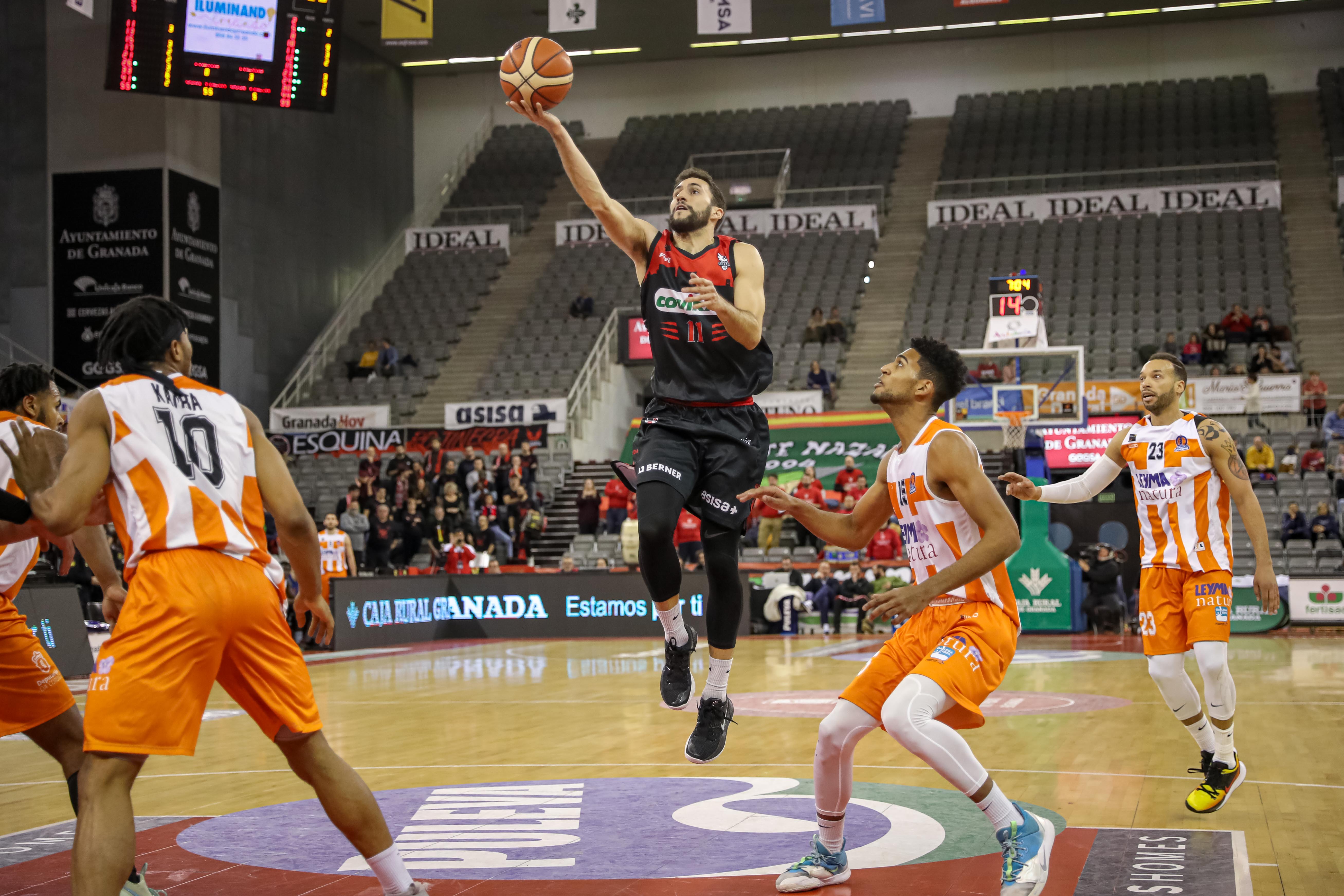 Manu Rodríguez deja la bandeja en el duelo ante Coruña. 