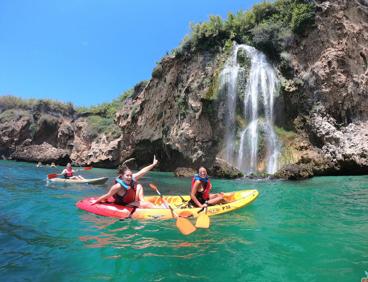 Imagen secundaria 1 - Arriba, camino de la playa de Maro. Sobre estas líneas, Torre del Río de la Miel y paseos en kayak por las cascadas de Maro.