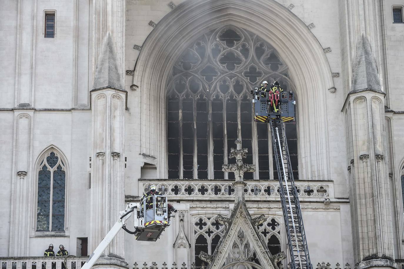 Decenas de bomberos trabajan para tratar de extinguir el fuego en la catedral de San Pedro y San Pablo, construida en el siglo XV