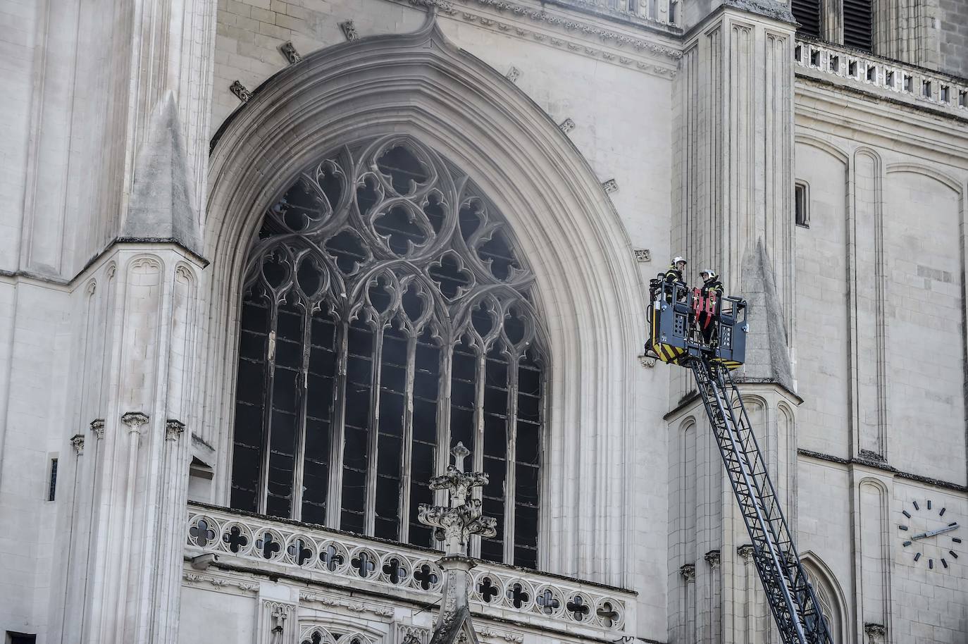 Decenas de bomberos trabajan para tratar de extinguir el fuego en la catedral de San Pedro y San Pablo, construida en el siglo XV