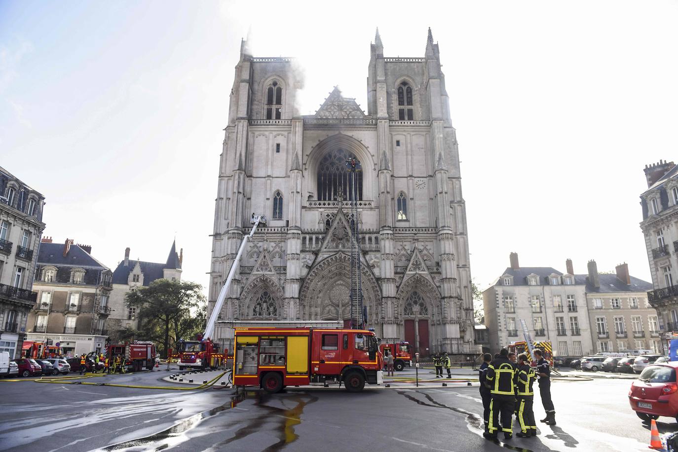 Decenas de bomberos trabajan para tratar de extinguir el fuego en la catedral de San Pedro y San Pablo, construida en el siglo XV