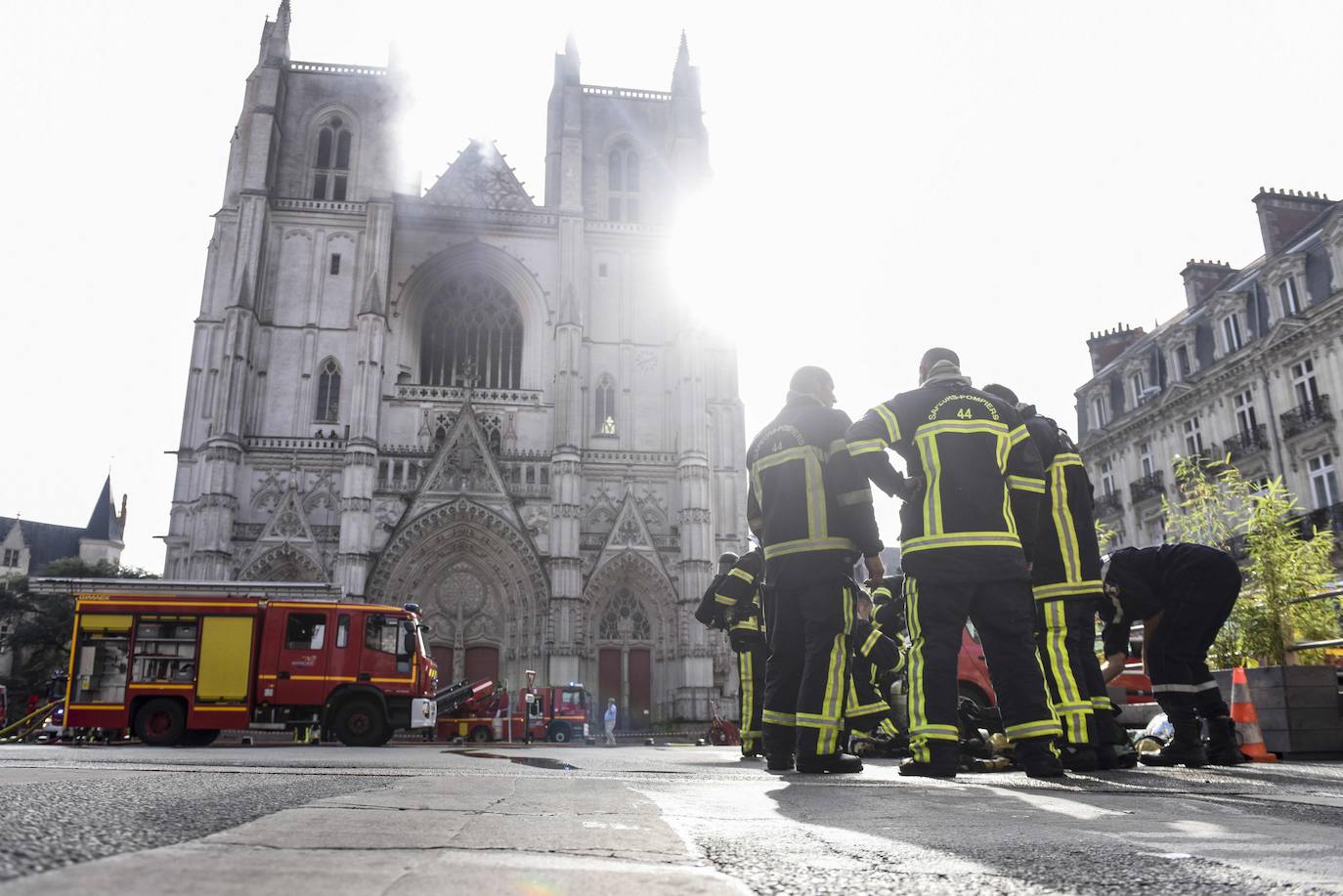 Decenas de bomberos trabajan para tratar de extinguir el fuego en la catedral de San Pedro y San Pablo, construida en el siglo XV