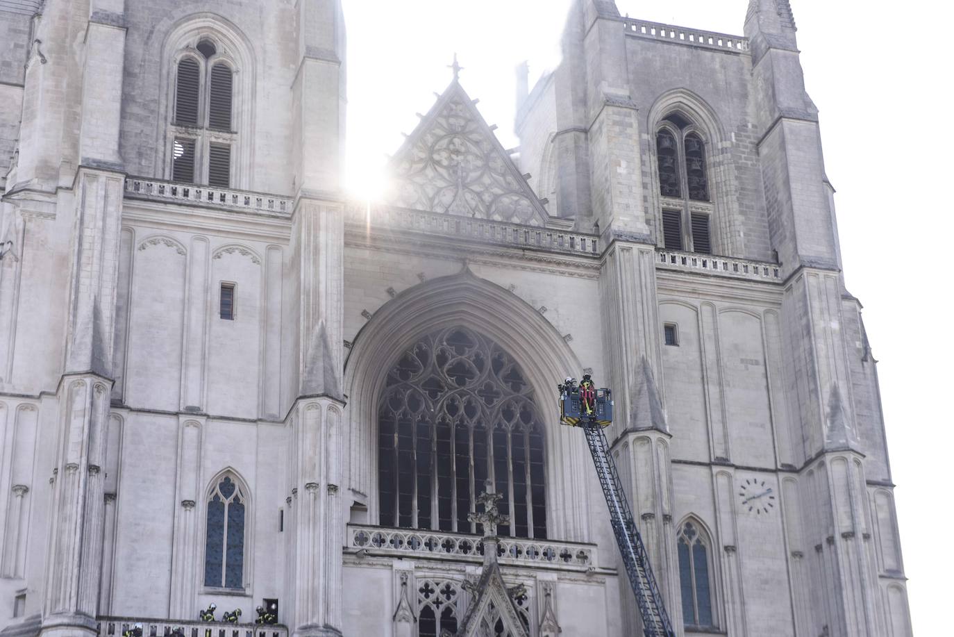 Decenas de bomberos trabajan para tratar de extinguir el fuego en la catedral de San Pedro y San Pablo, construida en el siglo XV