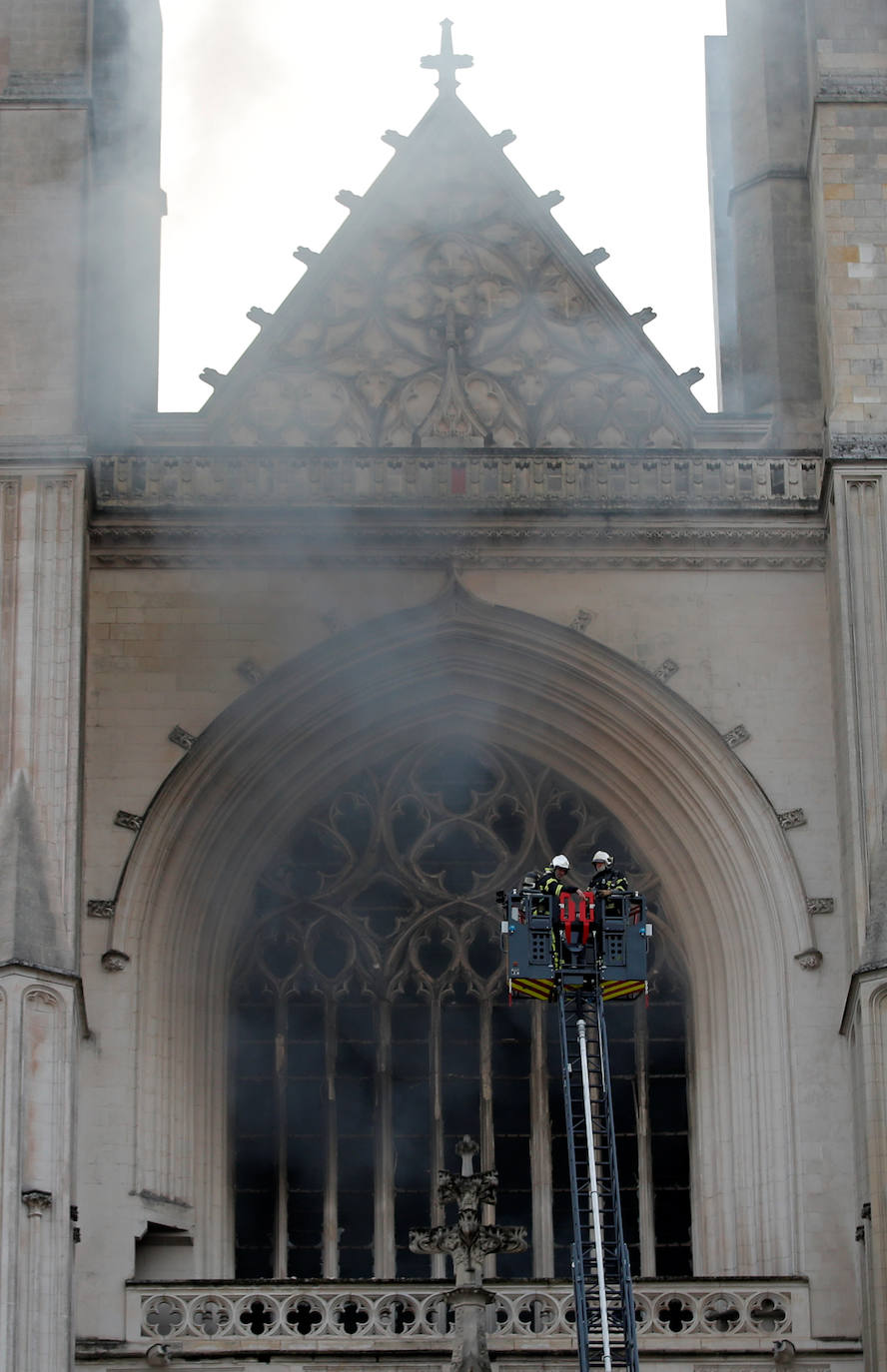 Decenas de bomberos trabajan para tratar de extinguir el fuego en la catedral de San Pedro y San Pablo, construida en el siglo XV