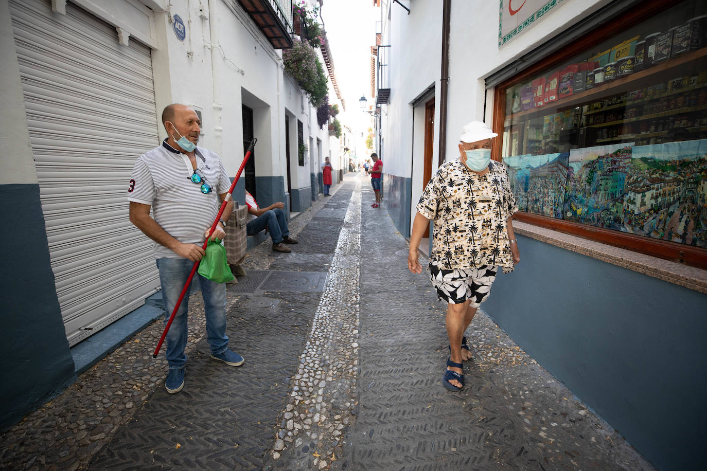 En la calle Agua, Manuel bromea con 'dar un palo' a uno de sus vecinos. 