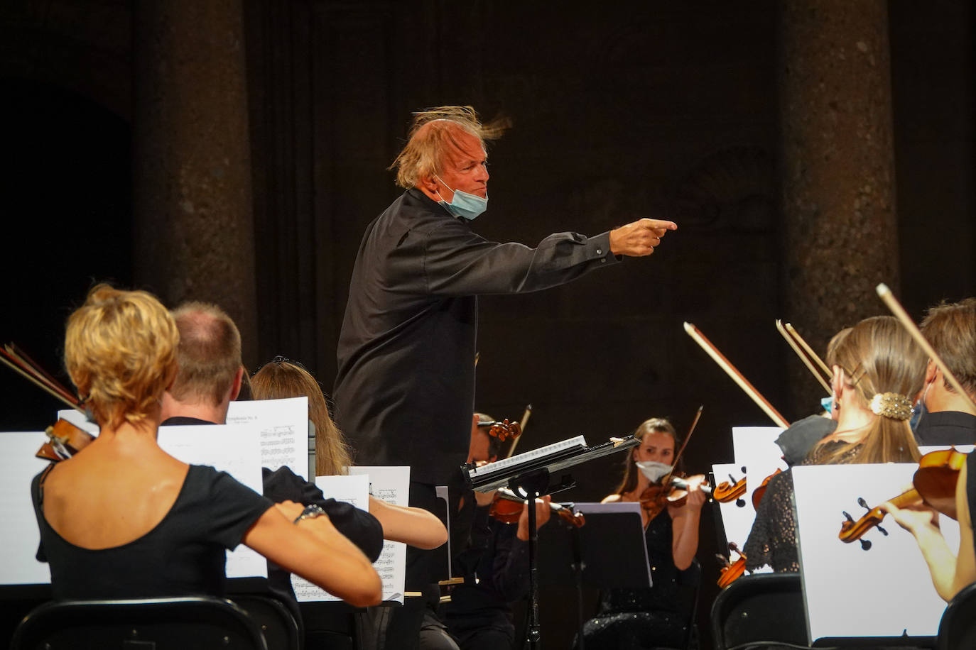 Thomas Hengelbrock dirige a la orquesta con su batuta en el Palacio de Carlos V, anoche.