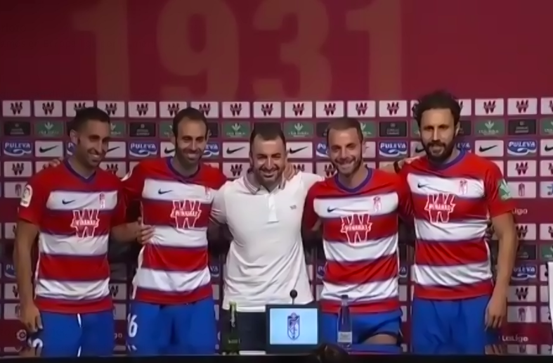 Diego Martínez quiso posar con los cuatro capitanes del conjunto granadinista tras la rueda de prensa. 