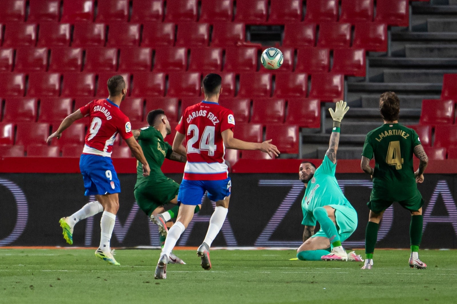 Soldado (i) pica ante la salida de Herrerín para marcar el primer gol de la noche. 