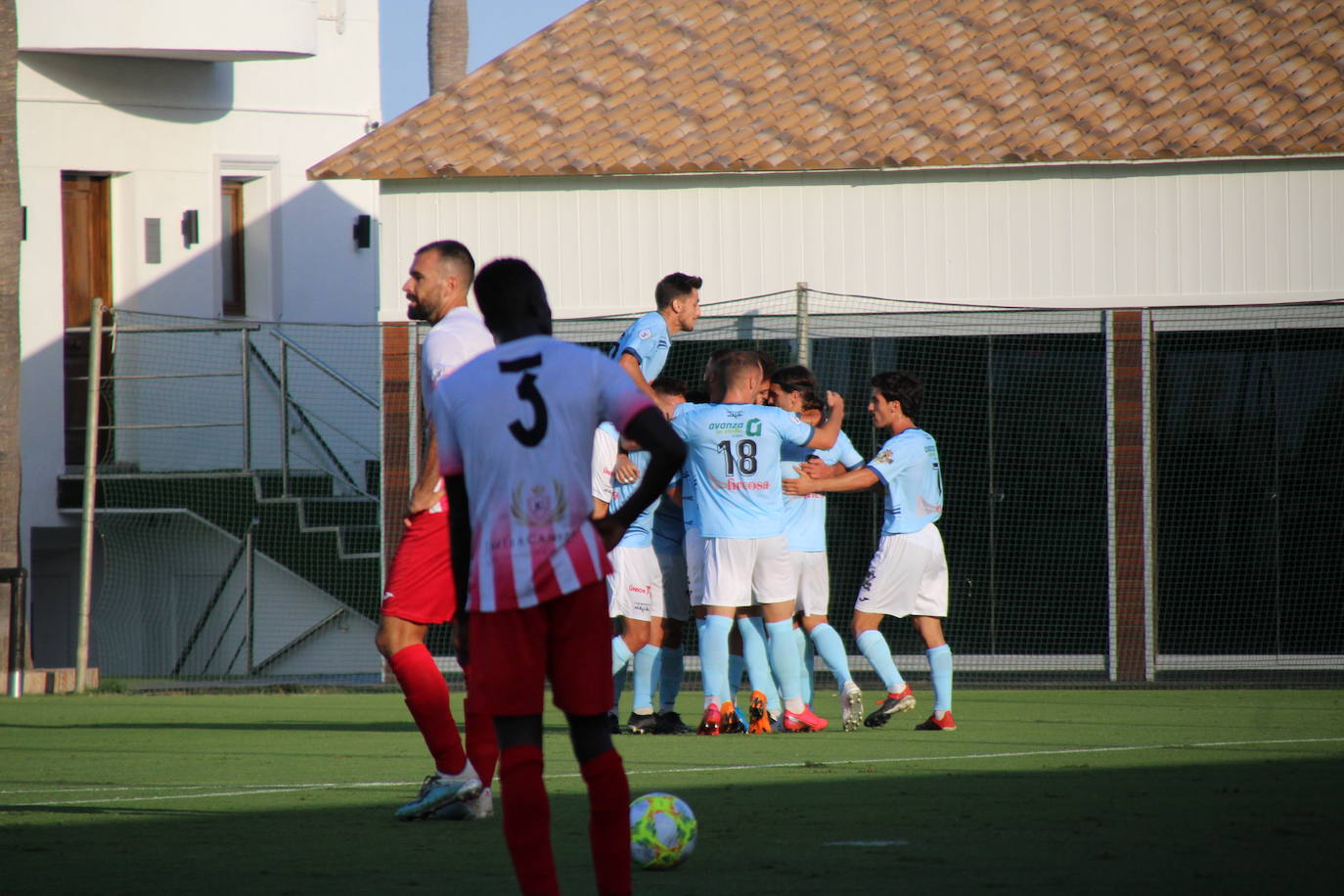 Los ejidenses celebran uno de los goles, con los motrileños lamentándolo. 