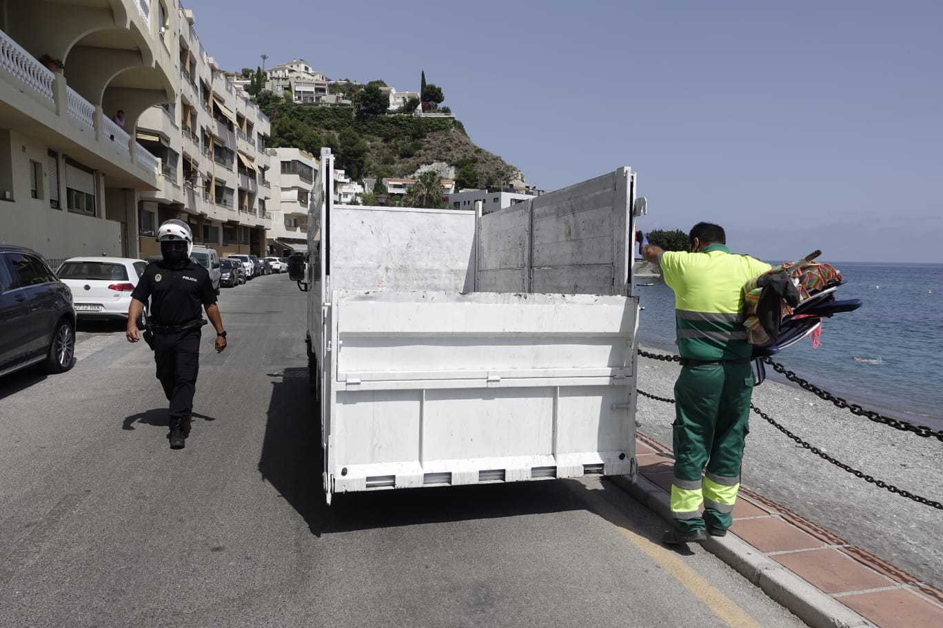 La Policía Local ha tenido que emplearse a fondo este domingo en la playa del Cotobro