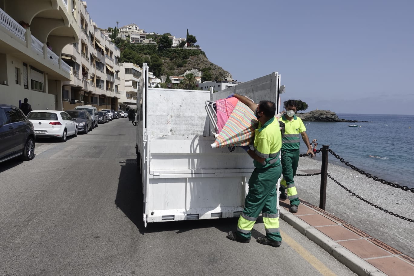 La Policía Local ha tenido que emplearse a fondo este domingo en la playa del Cotobro