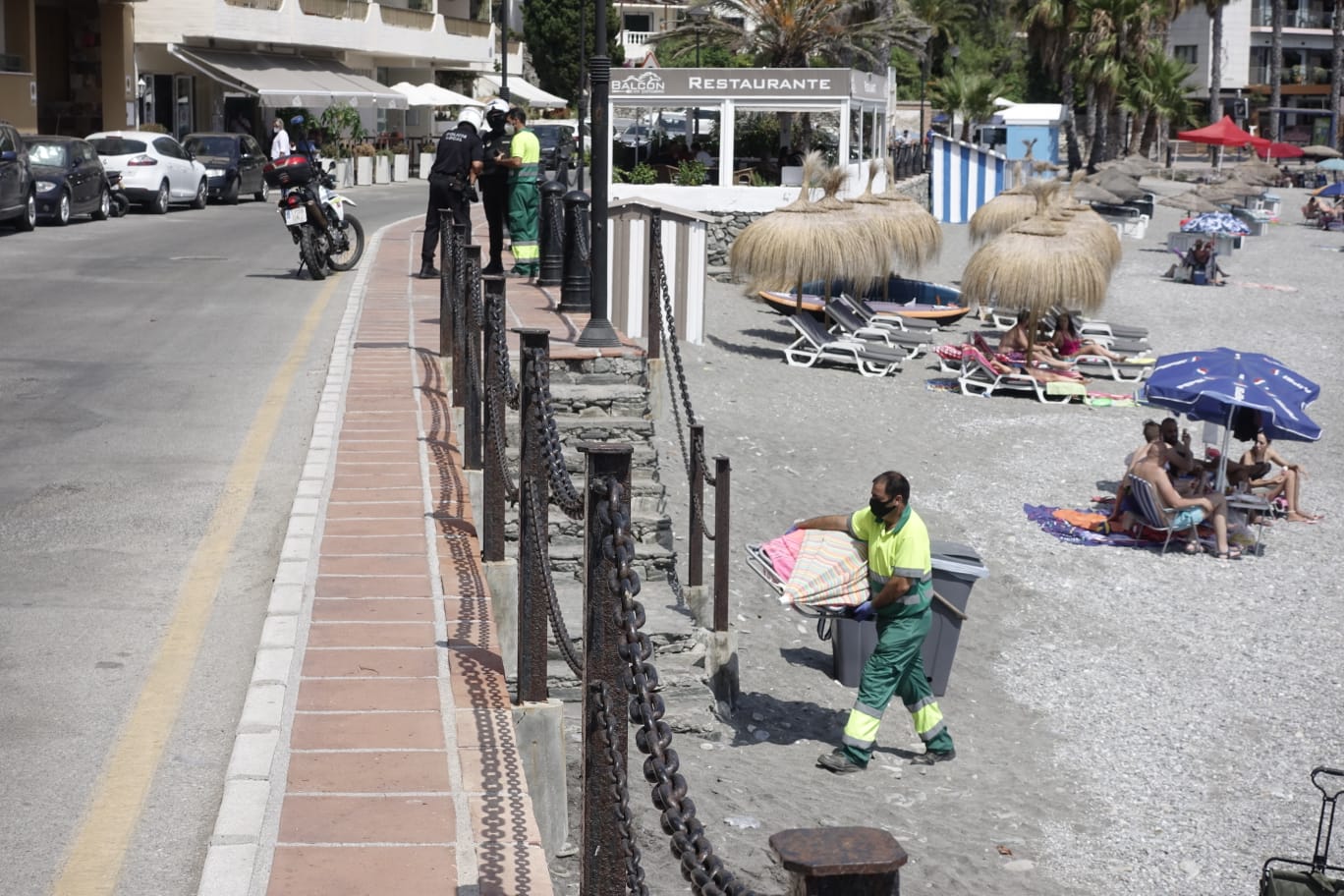 La Policía Local ha tenido que emplearse a fondo este domingo en la playa del Cotobro