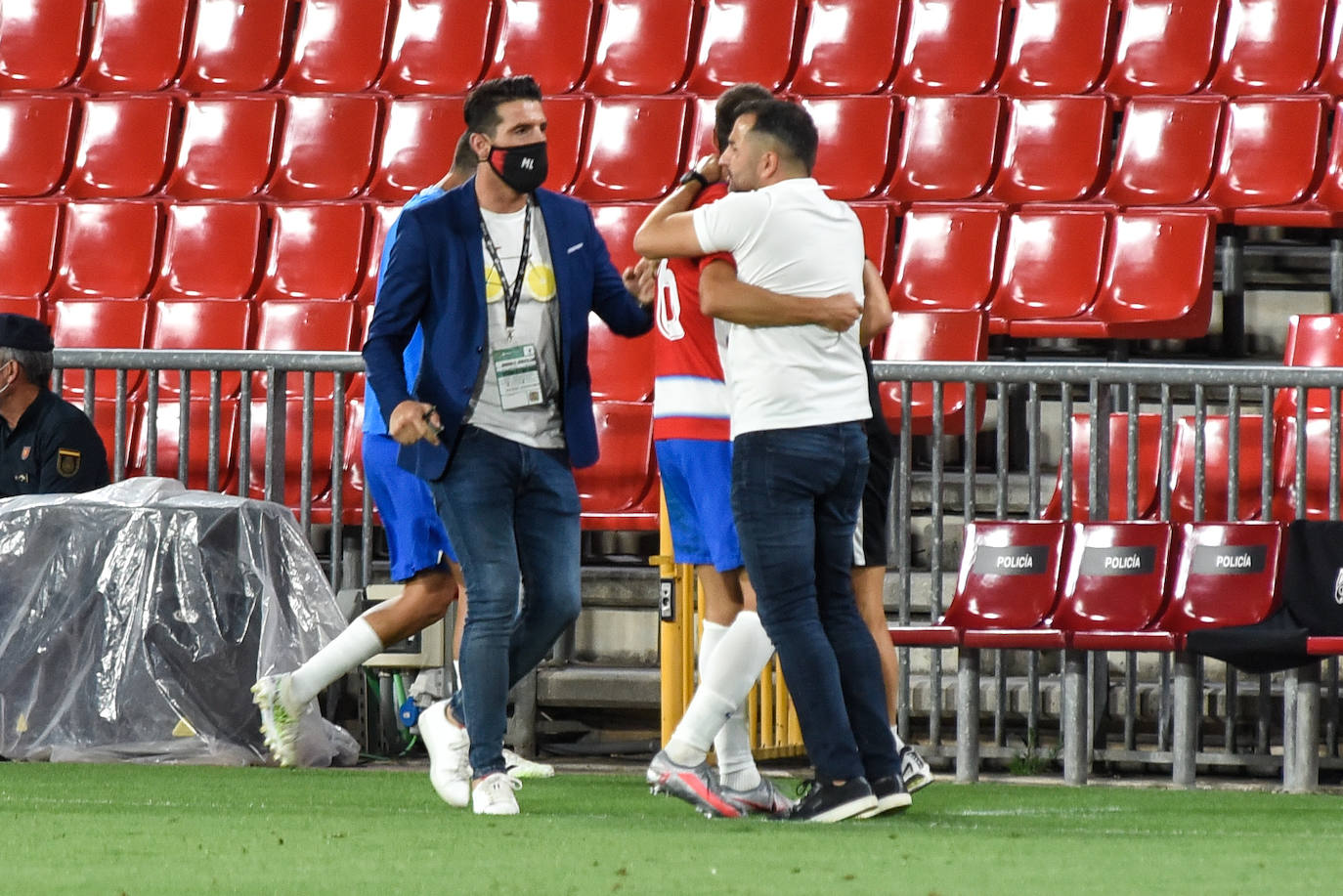 Diego Martínez celebra con la plantilla granadinista la culminación a una temporada mágica. 