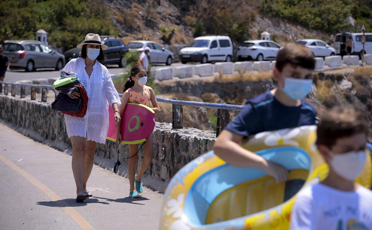 La mayoría de los bañistas lleva la mascarilla puesta.