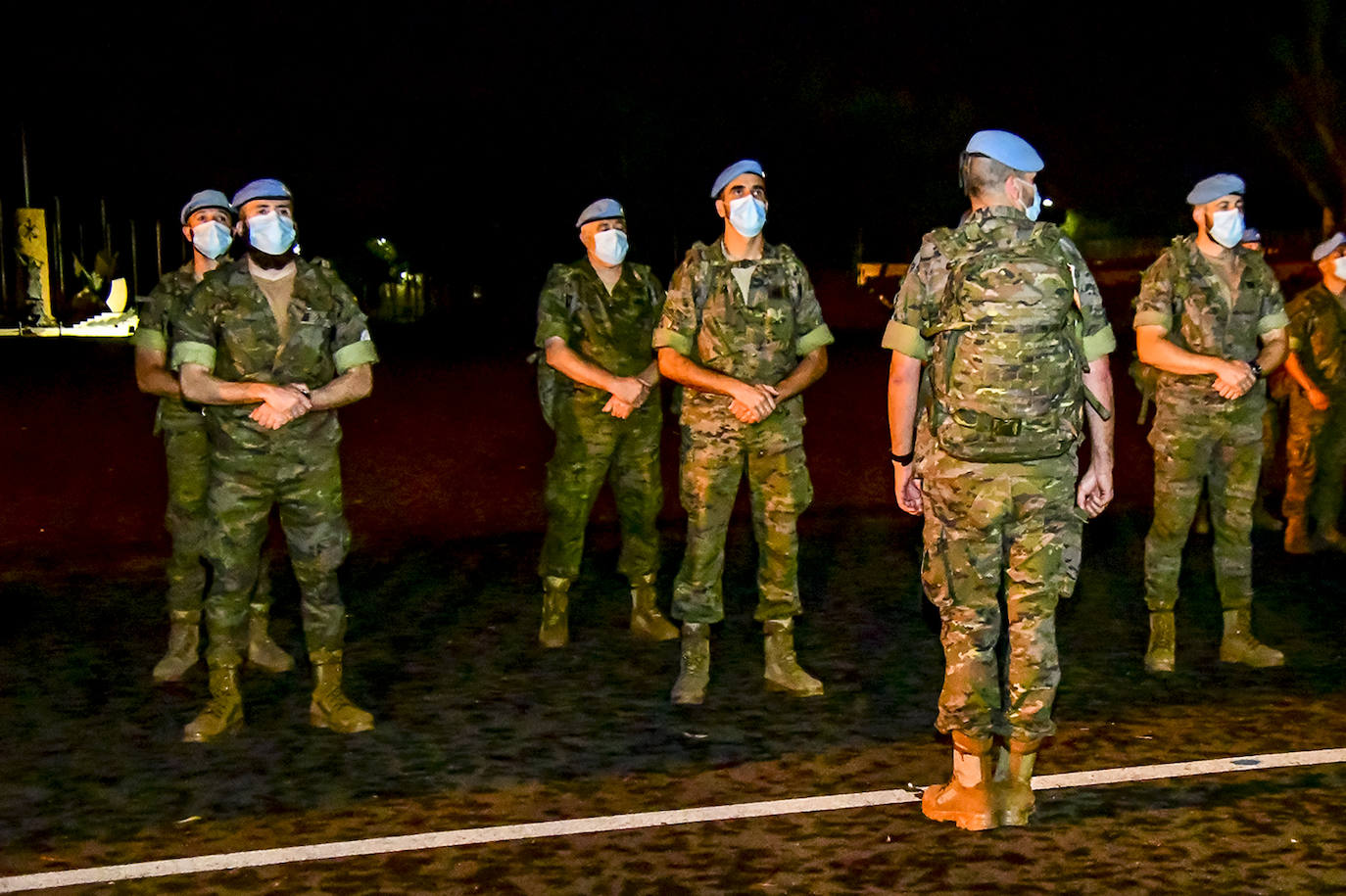 Cerca de 200 legionarios almerienses aterrizaron ayer en el Aeropuerto de El Alquián tras dar el relevo a los paracaidistas españoles para la misión del Líbano. 