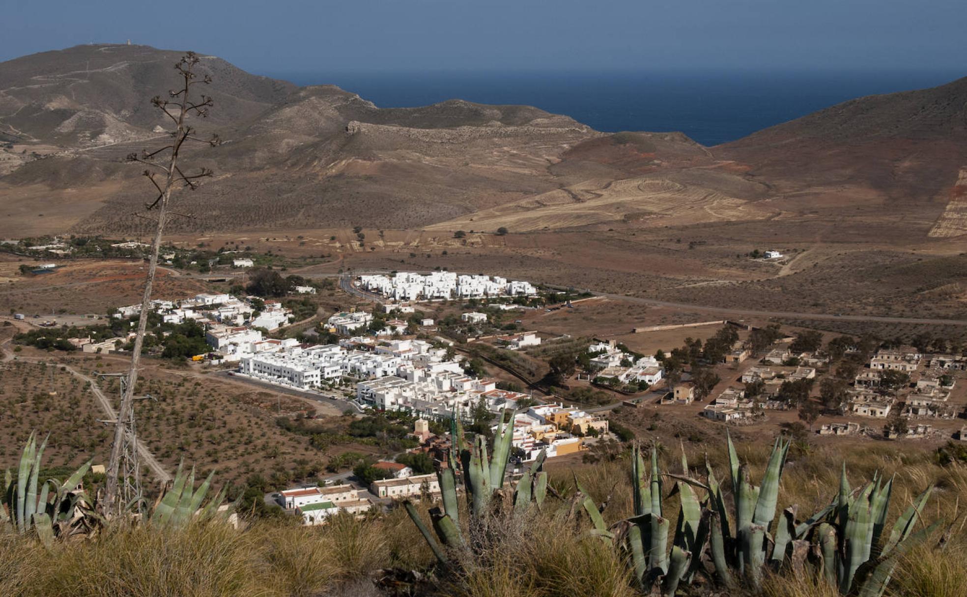 Vista del Valle de Rodalquilar con el Mediterráneo al fondo. 