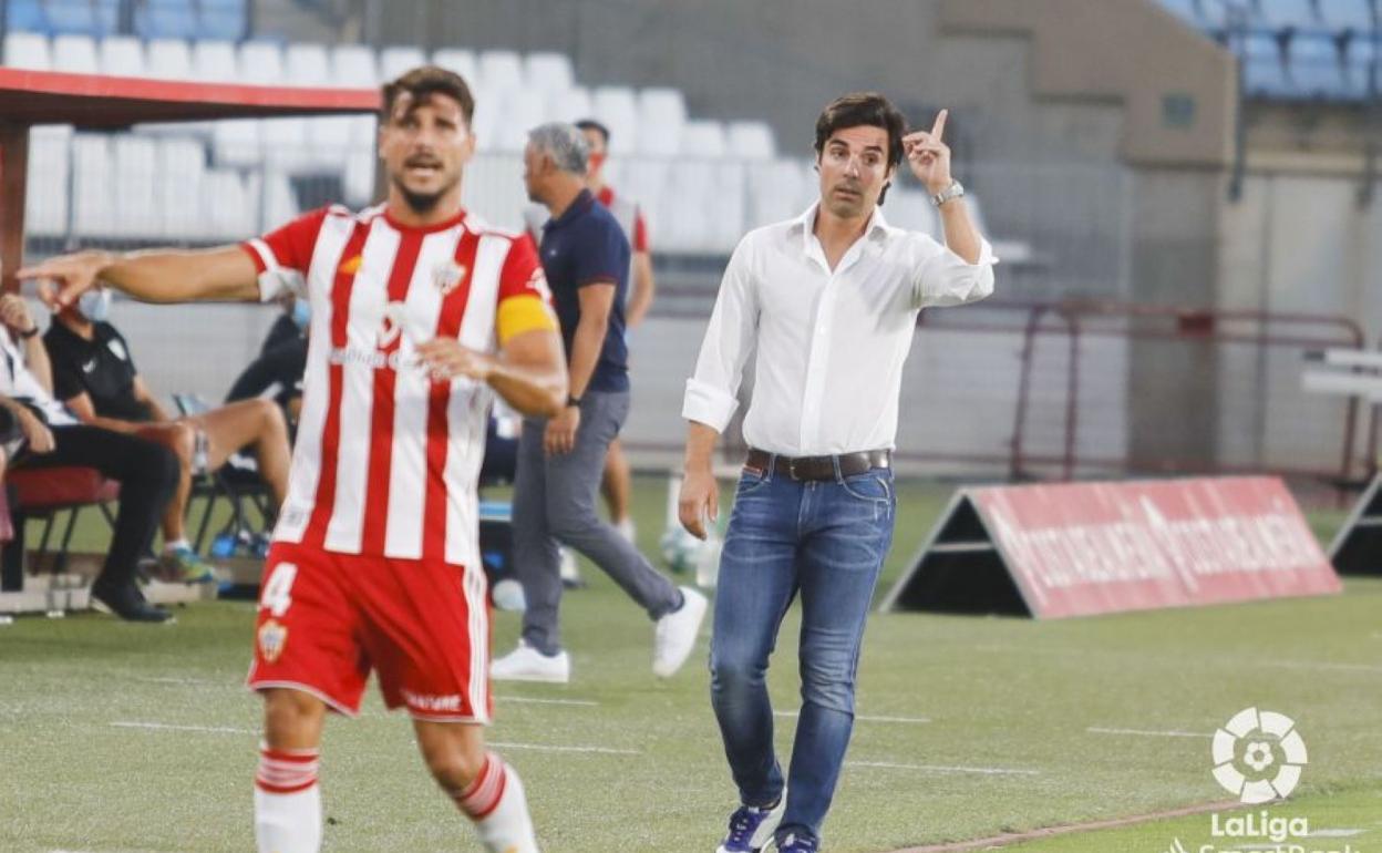 Mario Silva da instrucciones a sus jugadores en el último partido de la temporada regular contra el Málaga, el pasado lunes.