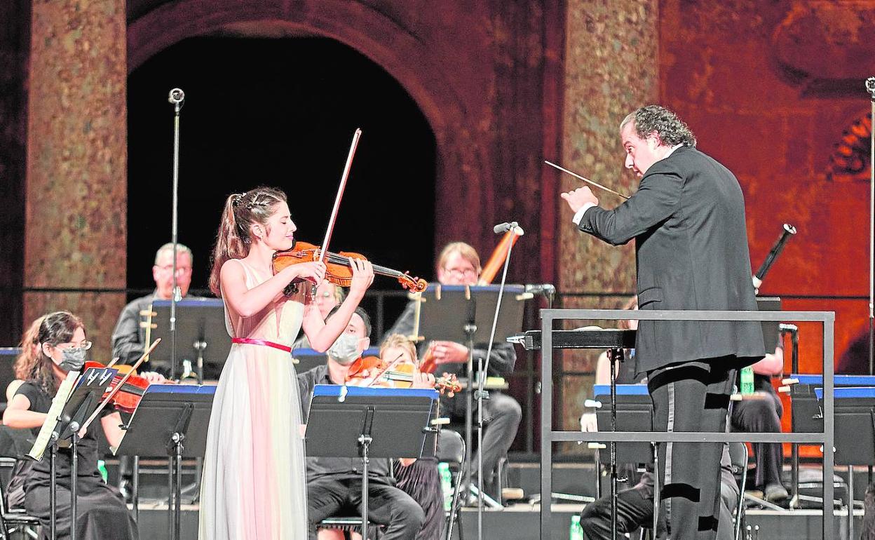 La joven violinista granadina, durante el concierto, con Juanjo Mena.