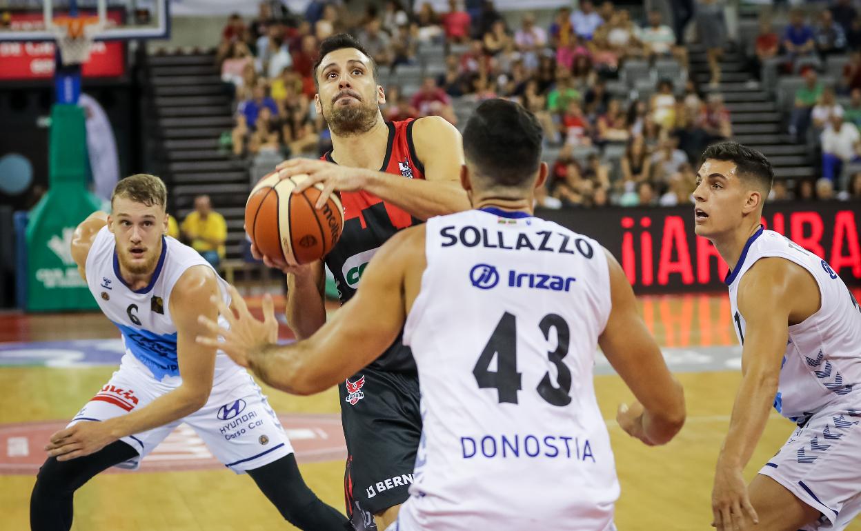 Bortolussi penetra a canasta en el partido ante Gipuzkoa. 
