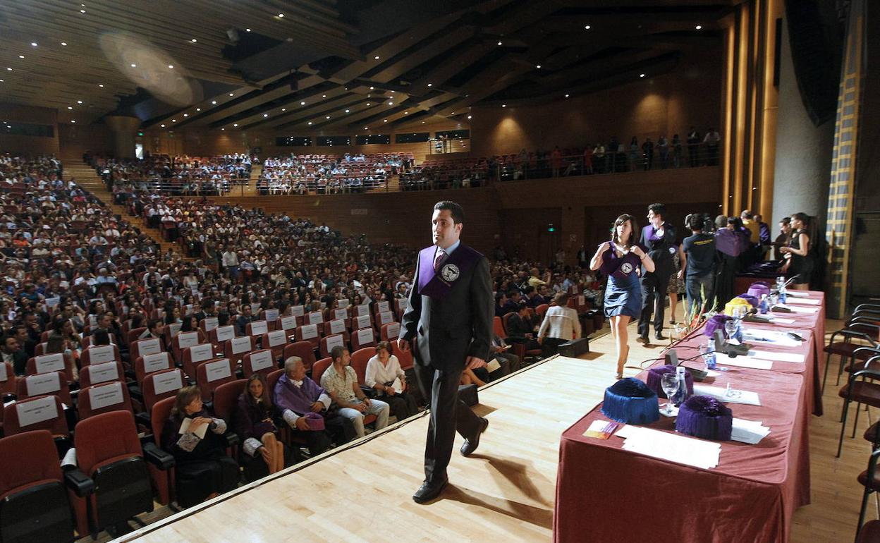 Un grupo de universitarios recibe su banda en una graduación (imagen de archivo).