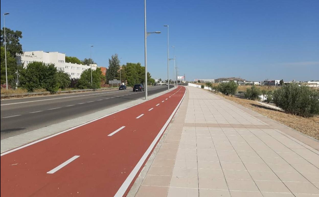 Carril bici y acerado construidos junto al centro comercial Jaén Plaza.