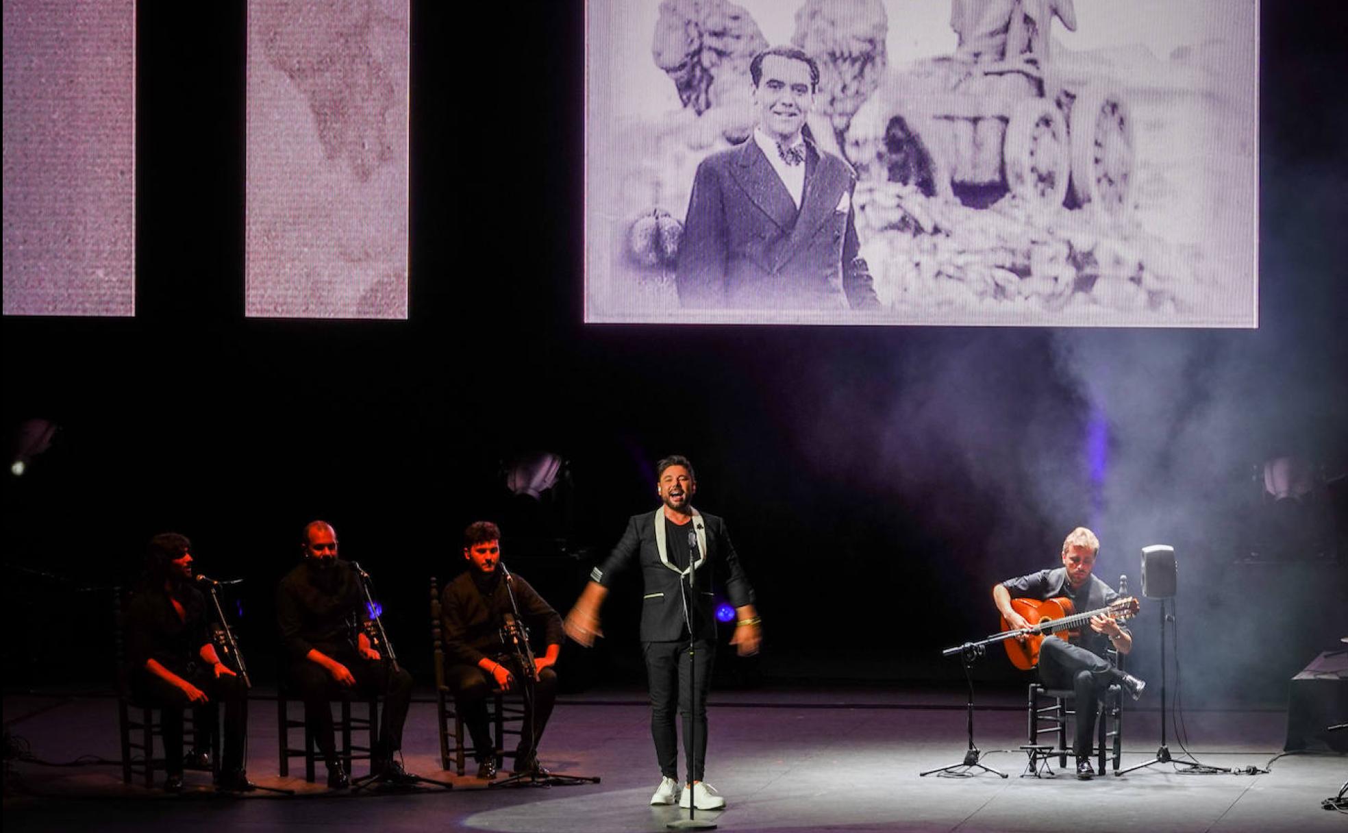 El cantante estuvo arropado anoche por unos músicos de primera en el teatro del Generalife.