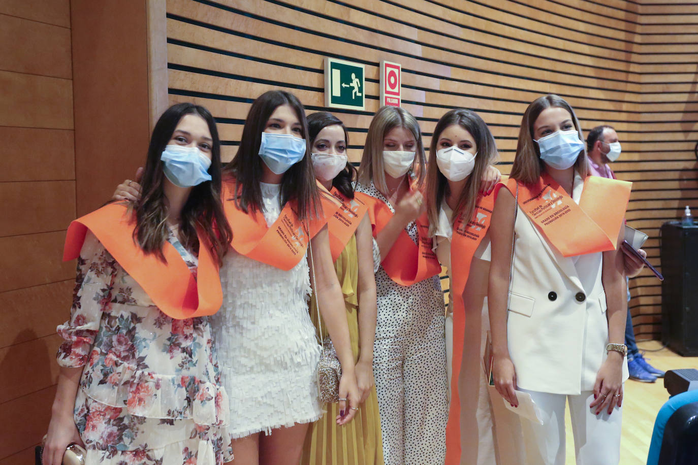 Fotos: Los recién egresados en Sociología celebran su ceremonia con medidas de seguridad