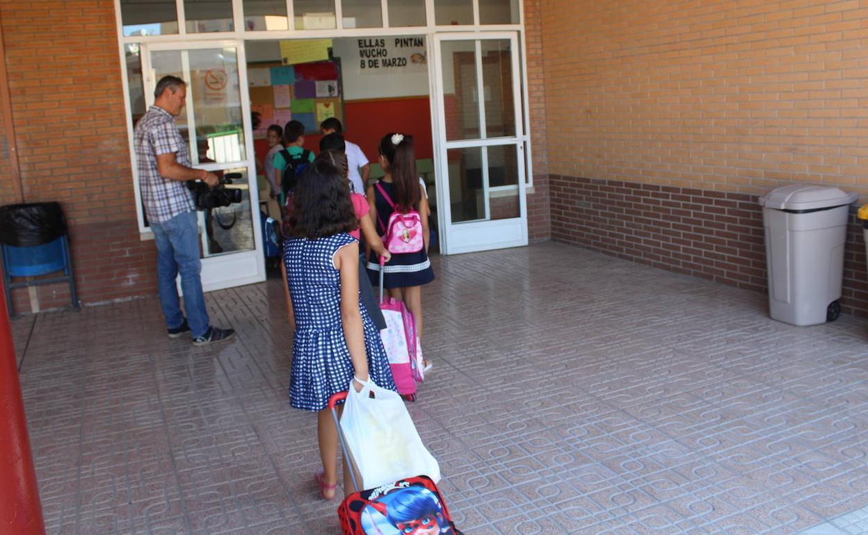 Varias niñas entran a clase en un colegio de la capital.
