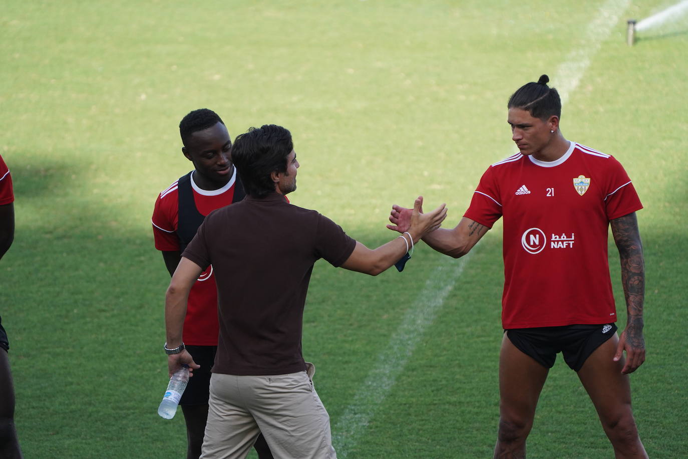 Fotos: Silva le cede los &#039;trastos&#039; a Fortes, que dirige la sesión del Almería