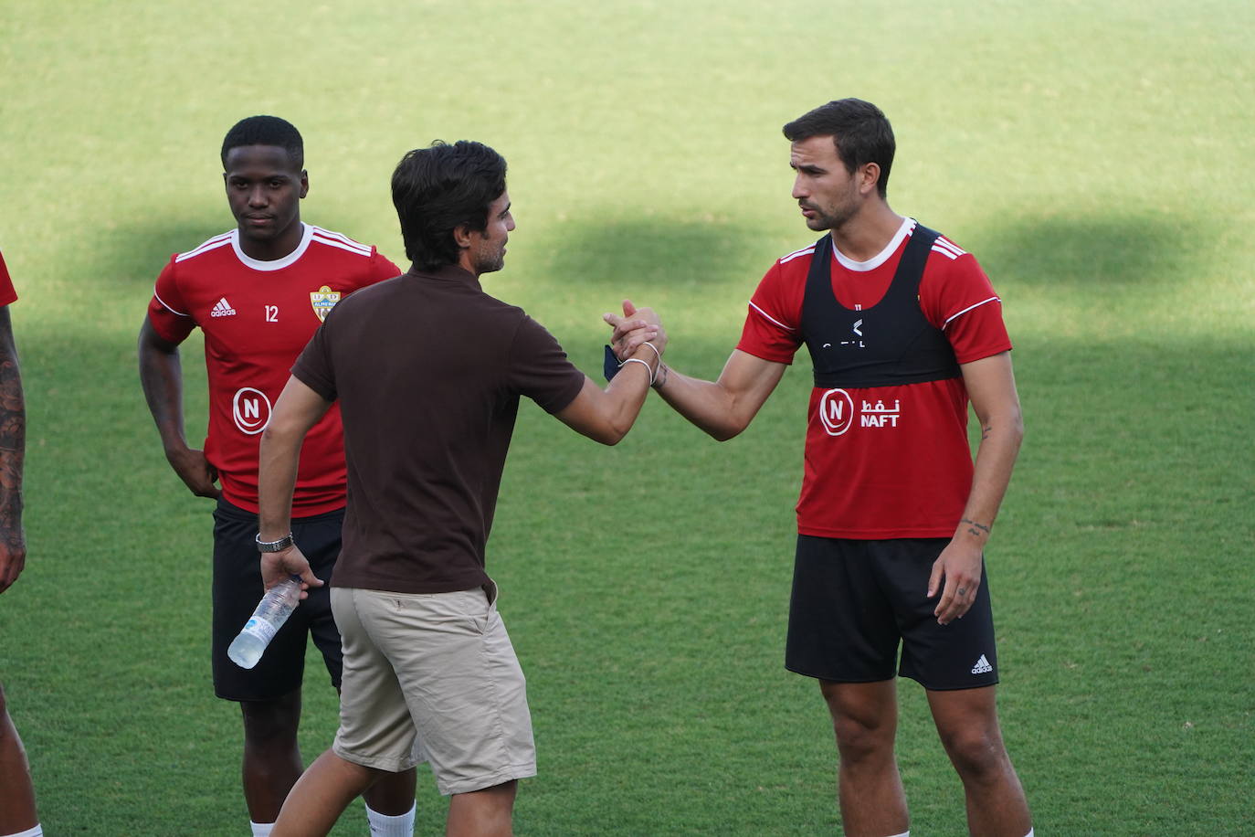 Fotos: Silva le cede los &#039;trastos&#039; a Fortes, que dirige la sesión del Almería