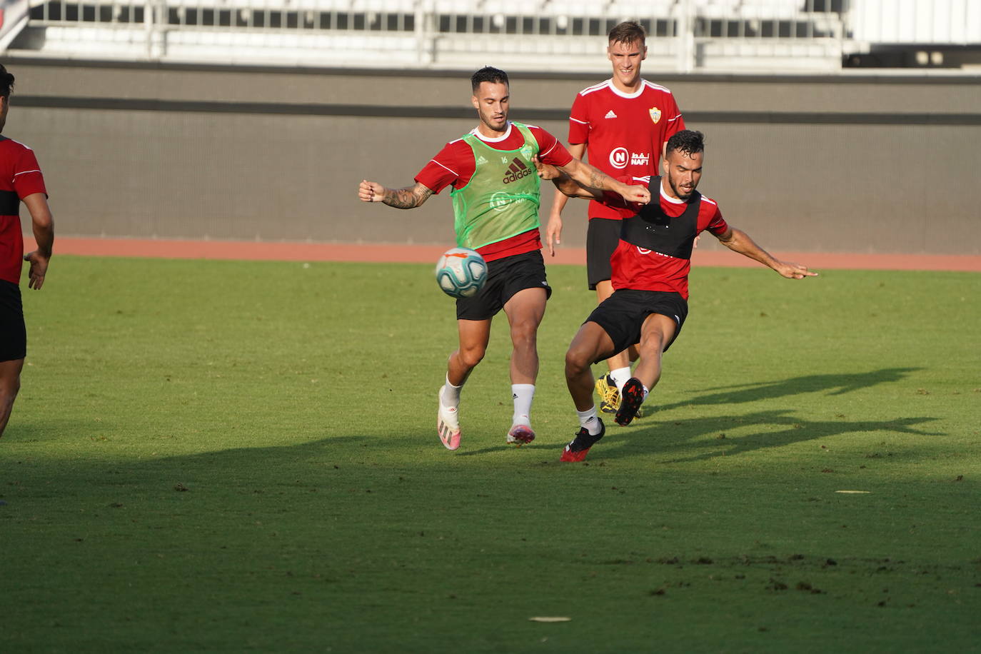 Fotos: Silva le cede los &#039;trastos&#039; a Fortes, que dirige la sesión del Almería