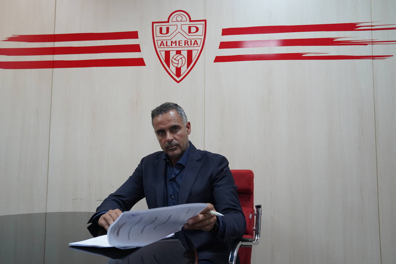 José Gomes en el momento de estampar la firma con la UD Almería. 