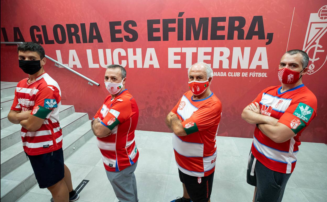 Ismael Quirantes, Carlos Mesa, Miguel Sevilla e Isi Segovia posan con el brazalete que el club les regaló para agradecerles su renunca expresa a la compensación económica.