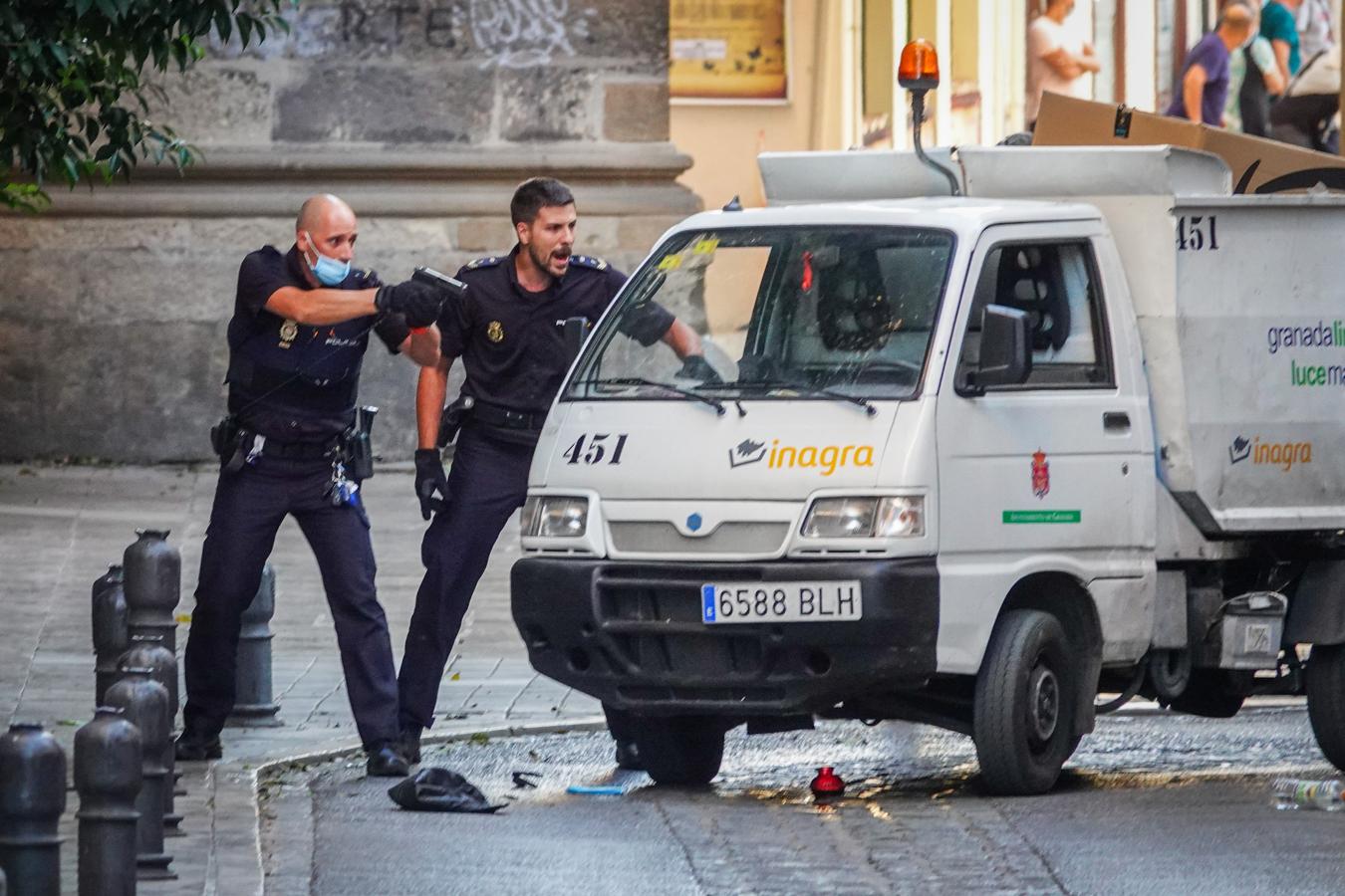 Fotos: Tiroteo en Granada: La Policía reduce a un hombre de nacionalidad extranjera junto a la Catedral