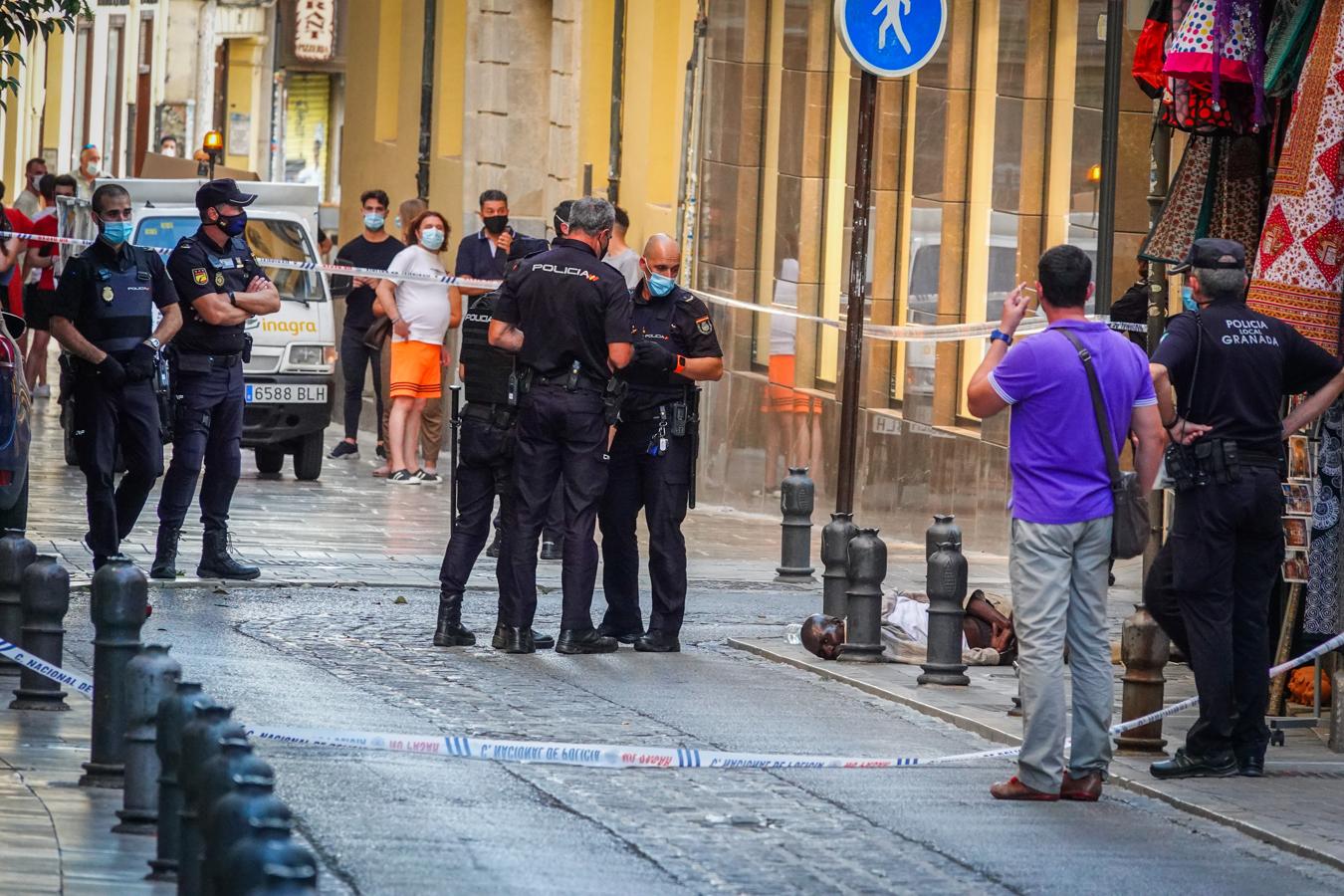 Fotos: Tiroteo en Granada: La Policía reduce a un hombre de nacionalidad extranjera junto a la Catedral