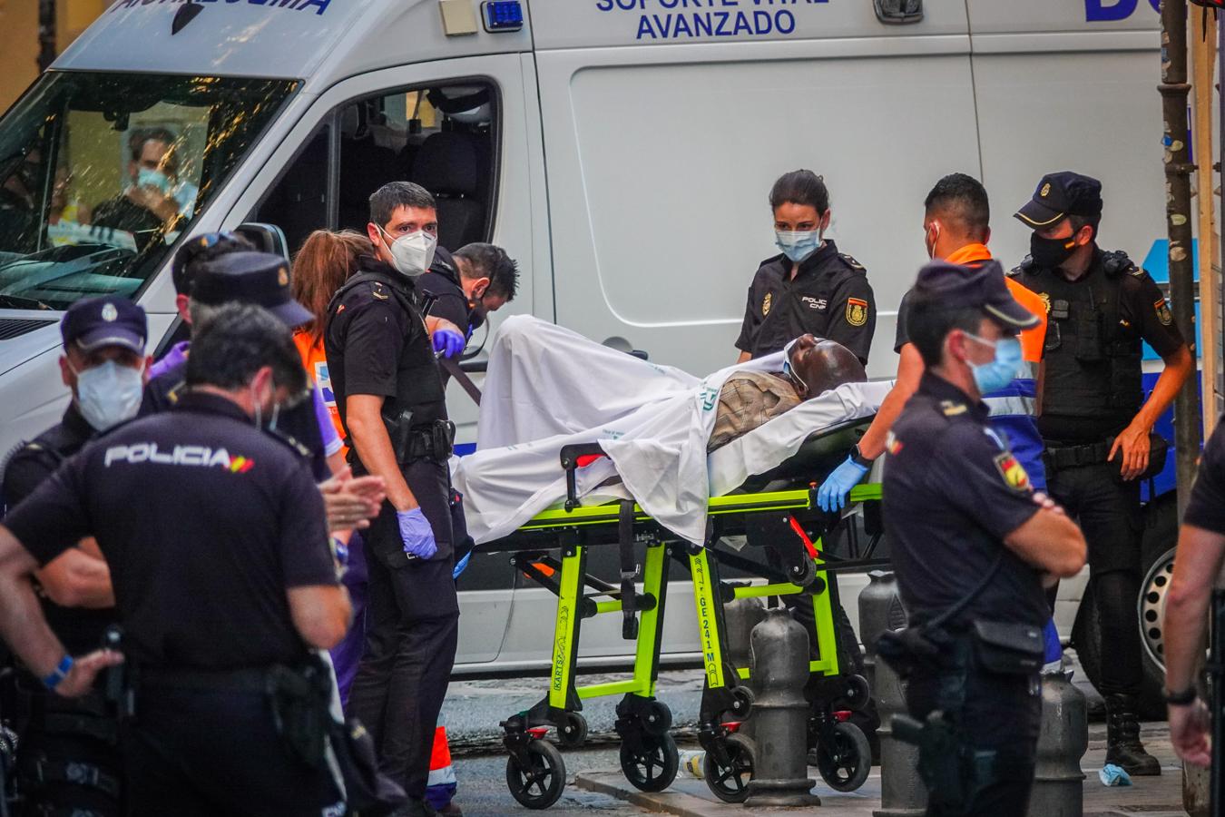 Fotos: Tiroteo en Granada: La Policía reduce a un hombre de nacionalidad extranjera junto a la Catedral