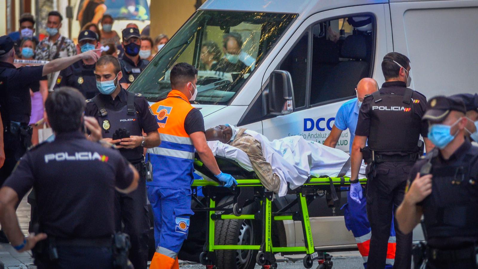 Fotos: Tiroteo en Granada: La Policía reduce a un hombre de nacionalidad extranjera junto a la Catedral