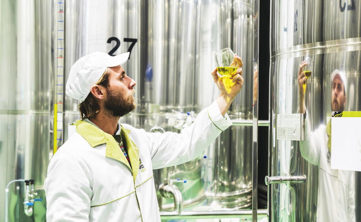 Un trabajador en las instalaciones de la empresa. 