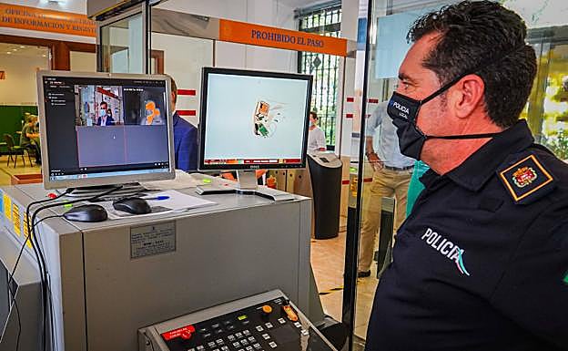 El dispositivo mide la temperatura corporal de un usuario.