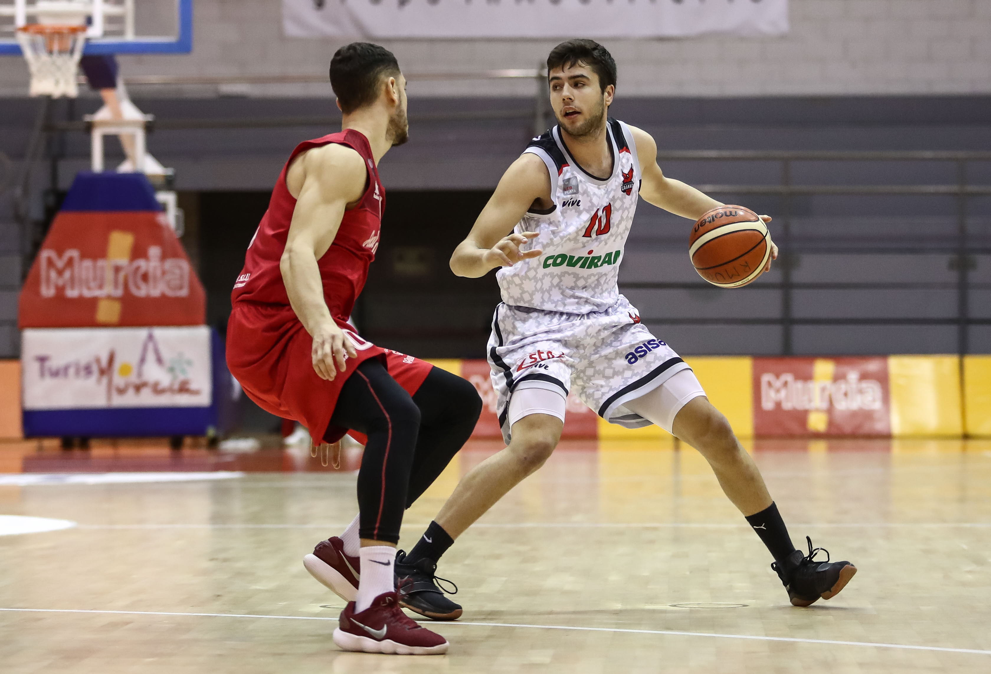 Martínez (d) dirige en un partido de hace dos temporadas. 