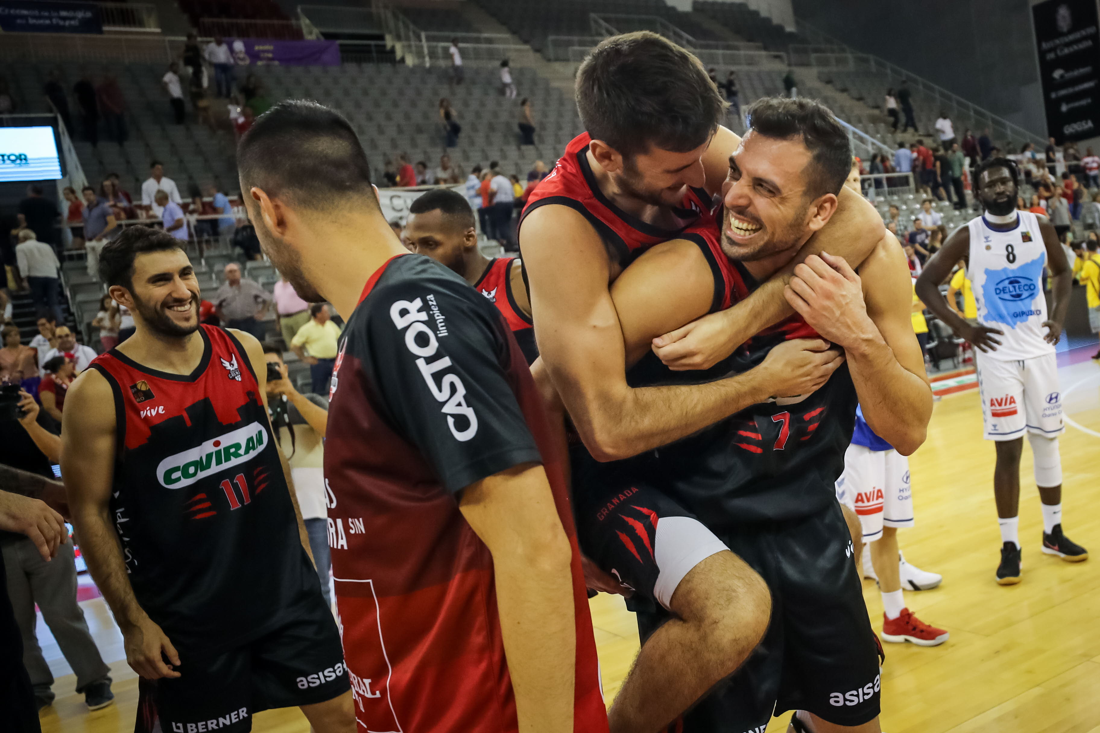 Pardina se abraza a Bortolussi ante la mirada de Rodríguez (i), tres de los jugadores que siguen. 