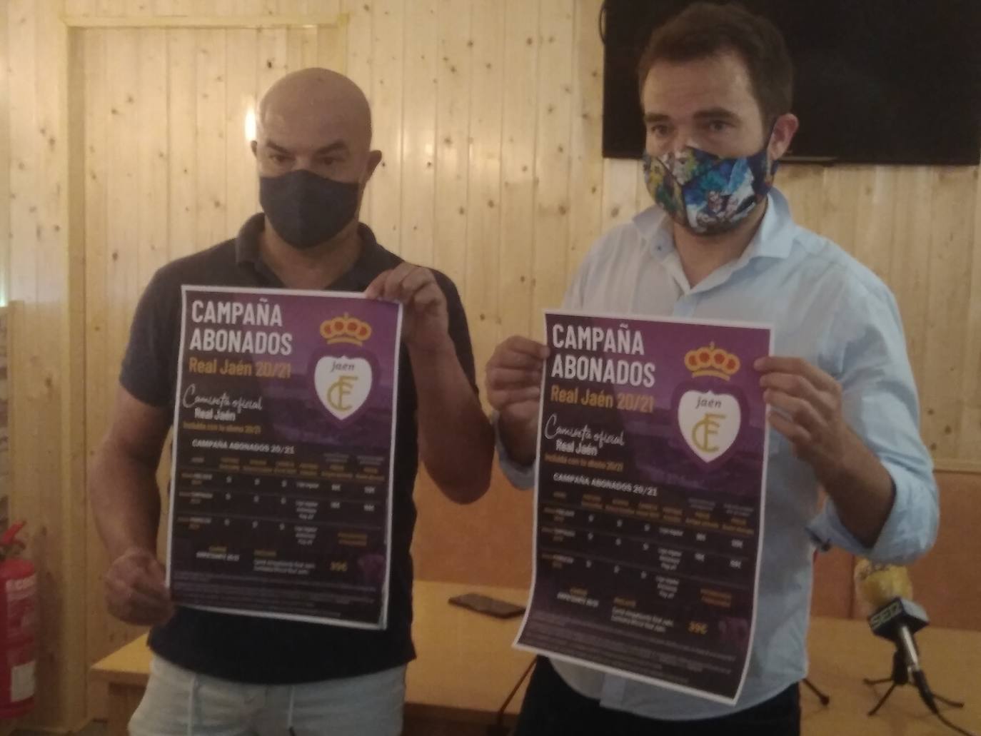 José Antonio Presa 'Puskas' y Julio Gutiérrez, ayer en la rueda de prensa para presentar la campaña de abonados. 